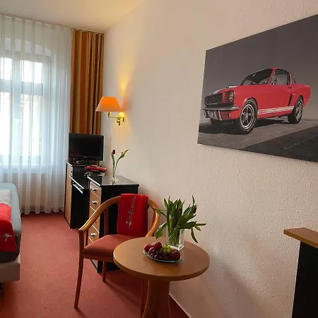 Mustang Am Grossen Garten 3*